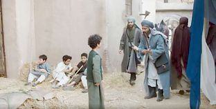 مشهد يجسد تعامل الإمام بلطف مع الأطفال