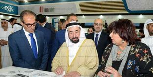 حاكم الشارقة خلال زيارته لمعرض الكتاب بحضور وزيرة الثقافة