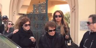 بالفيديو| "لبلبة" و" سميرة أحمد" تشاركان في جنازة "فيروز"