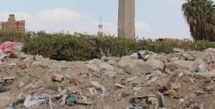 مسلة «سنوسرت» الشهيرة محاطة بكوم من القمامة