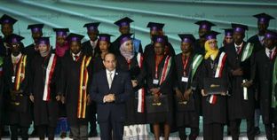 الرئيس السيسي يكرم الدفعة الأولى من خريجي البرنامج الرئاسي لتدريب الشباب الأفريقي