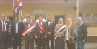 وكيل مديرية التربية والتعليم يحمل علم مصر ويحث المواطنين على المشاركة في الانتخابات