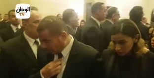 فيديو.. خناقة لحظة خروج عمرو دياب ودينا الشربيني من عزاء مبارك