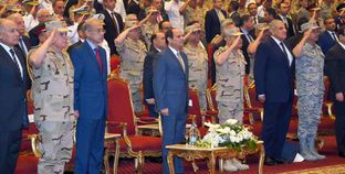 الرئيس عبدالفتاح السيسى ورئيس الوزراء ووزير الدفاع خلال الندوة التثقيفية للقوات المسلحة