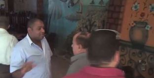 بالفيديو|  نائب رئيس حي العجوزة يداهم المقاهي لضبط المفطرين في"رمضان"