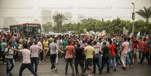 طلاب الثانوية المتخلفون عن التنسيق يتظاهرون أمام جامعة القاهرة ويشتبكون مع الأمن