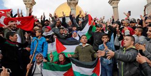 آلاف الفلسطينيين فى مظاهرة أمس منددة بقرار «ترامب»