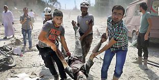 مواطنون سوريون أثناء نقل جثة أحد ضحايا القصف التركى «أ.ف.ب»