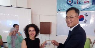 نائب السفير الكوري يكرم الفائزة بالمركز الأول