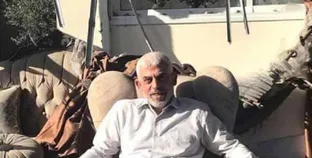يحيى السنوار يجلس على أنقاض مكتبه بعد غارة إسرائيلية 2021 - تعبيرية