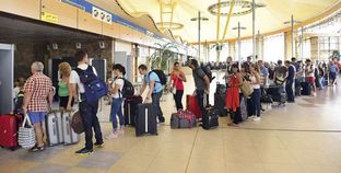 عشرات السائحين فى انتظار المغادرة بمطار شرم الشيخ «أ.ف.ب»