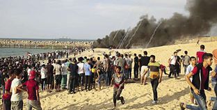 فلسطينيون يتظاهرون قرب الحدود البحرية مع إسرائيل شمال غزة «أ. ف. ب»