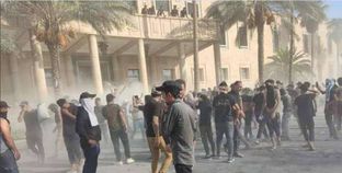 متظاهرون يقتحمون القصر الجمهوري في العراق