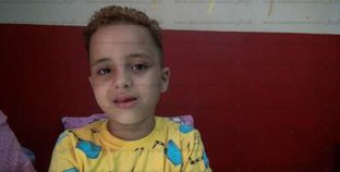 بالفيديو والصور| طفل "عايز أنام يا حاجة" ينعش المجتمع في مواجهة "التنمر": "مش رايح المدرسة تاني"
