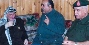 شيخ الأسرى الفلسطينيين بجوار الزعيم الراحل ياسر عرفات قبل اعتقاله (أرشيفية)