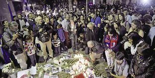 فرنسيون أثناء تأبين ضحايا هجمات باريس الإرهابية «أ.ف.ب»