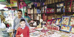 «ياسين» يبيع الحلوى فى «الحسين» بـ30 جنيهاً