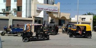 «التكاتك» تمنع دخول وخروج المرضى أمام مستشفى برج العرب