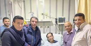 فنانون وأصدقاء «بكر» خلال زيارته بالمستشفى «صورة أرشيفية»