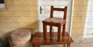 كرسى وترابيزة من أخشاب «الكايا» المحلية