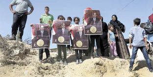 أطفال وسيدات يرفعون صور الرئيس السيسى فى غزة أمس «أ.ف.ب»