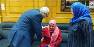 رئيس جامعة المنيا يستقبل طالبة من ذوي الاحتياجات الخاصة