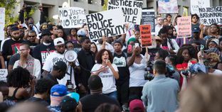 مظاهرات فى الولايات اﻟﻤتحدة الأمريكية ضد عنصرية الشرطة