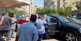 محافظ القاهرة أثناء الإدلاء بصوته الانتخابي في الشيوخ