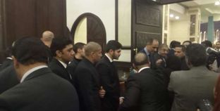 أحمد ناجي يقدم واجب العزاء في حسني مبارك بمسجد المشير
