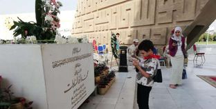 طفل يزور قبر الشهداء فى اكتوبر