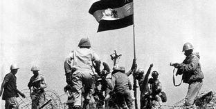 الجنود يرفعون علم مصر على الجبهة- صورة أرشيفية-