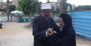 القس دوماديوس مع أحد الشيوخ بالقاهرة