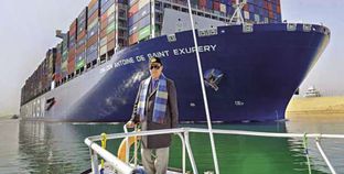 «مميش» أمام أكبر سفينة حاويات فى العالم أثناء مرورها فى قناة السويس