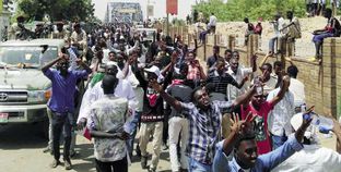 متظاهرون سودانيون خلال تجمع حاشد أمام وزارة الدفاع فى العاصمة «أ. ف. ب»