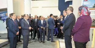 الرئيس السيسي ووزير البترول خلال تفقد معرض مصر الدولي السابع للطاقة