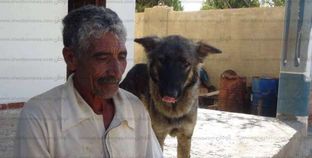محمد رضوان وبجواره كلبه