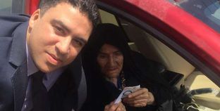 المعمرة فاطمة مبارك خلال مشاركتها فى التصويت اليوم