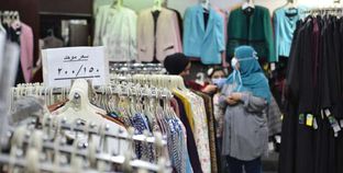 انتعاش كبير في مبيعات الملابس.. والأسعار ترتفع 20% بسبب «الخامات والغزول»