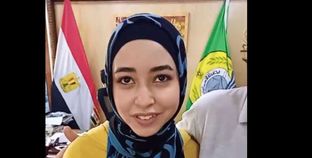 سارة علاء الحاصلة على المركز الأول بالمحافظة والثالث على مستوى الجمهورية في شعبة الأدبي