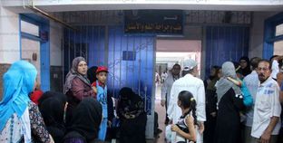 زحام أمام إحدى الغرف بمستشفى منية النصر