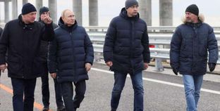 الرئيس الروسي فلاديمير بوتين يتفقد جسر القرم بعد إصلاحه
