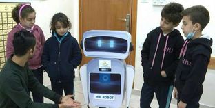 روبوت مع الطلاب
