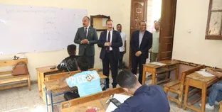 محافظ المنوفية ووكيل وزارة التعليم أثناء متابعة امتحانات الشهادة الإعدادية