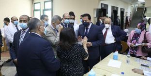 «عبدالغفار» خلال تفقده مراكز تطعيم كورونا بجامعة عين شمس