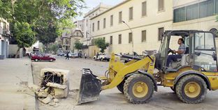 «ونش» يزيل الحواجز أمام مبنى وزارة الداخلية القديم