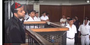 بالفيديو| دفاع أحمد دومة للقاضي: "زميلي اتحبس عشان كان بيدافع عن المتهمين"