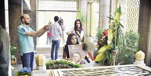 عدد من المواطنين خلال زيارتهم إلى ضريح الزعيم جمال عبدالناصر