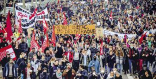 طلاب المدارس الثانوية أثناء مظاهرة فى باريس احتجاجاً على الإصلاحات التعليمية «أ.ف.ب»