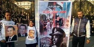 "أبناء مبارك" يحتفلون أمام مستشفى المعادي العسكري بذكرى تحرير طابا