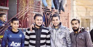 الأشقاء الثلاثة بعد عودتهم من الاحتجاز فى ليبيا